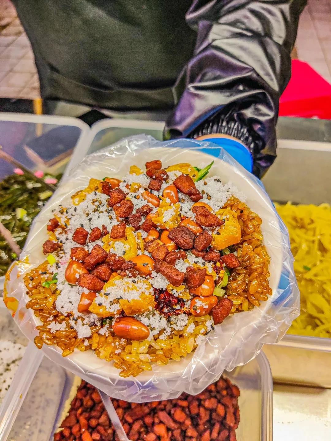 环联夜市的贵州糯米饭
真的是超大个头
加上花生米真的超香