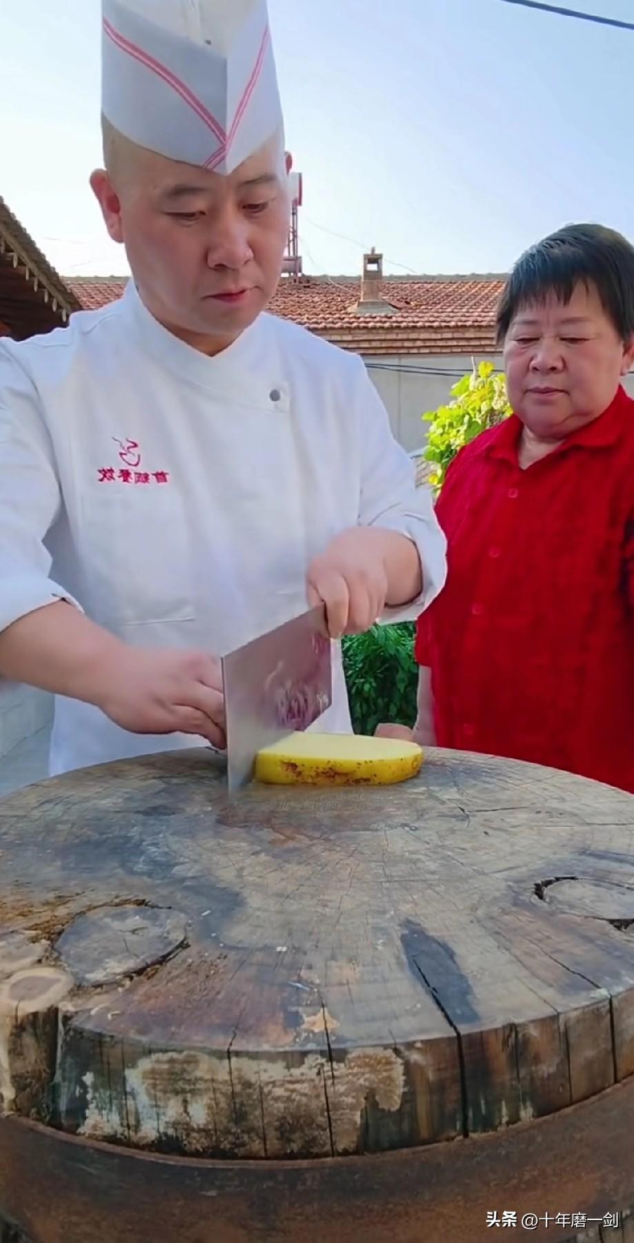 真不是盖的，不是有多少人能做得到吧？厨师接过土豆后精准切片，刀工精湛，夺冠实至名