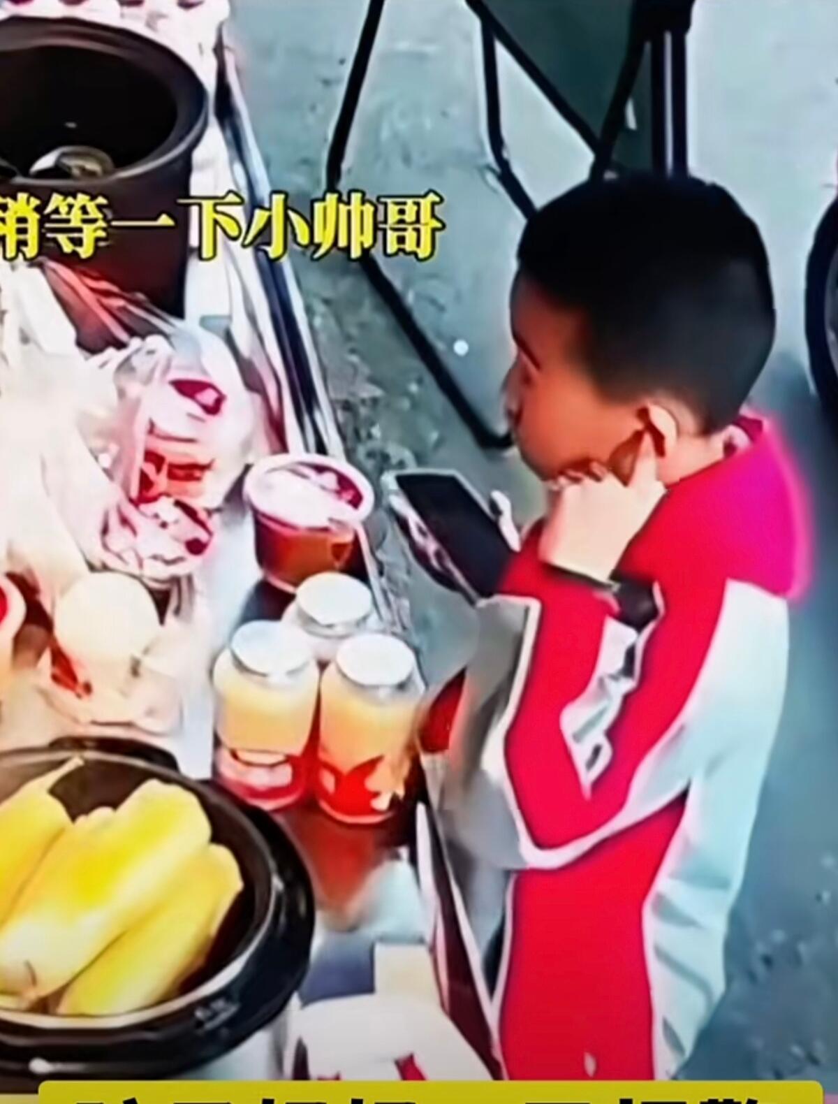 你说这事儿闹的，大清早为了个包子，愣是把孩子给扣店里了。

那天早上七点五十，株