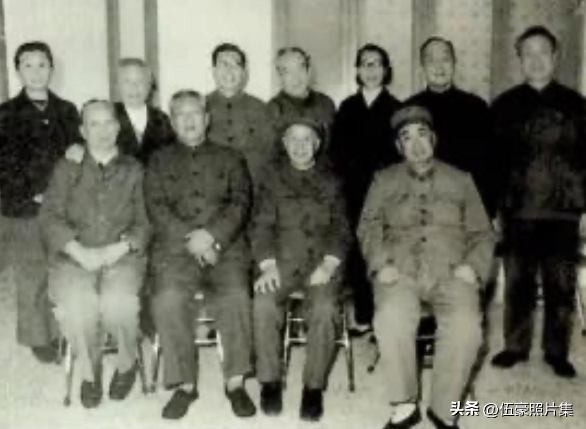 1980年，粟裕（前排右二）与许世友（前排右一）、李坚真（前排左一）和杨尚昆（后