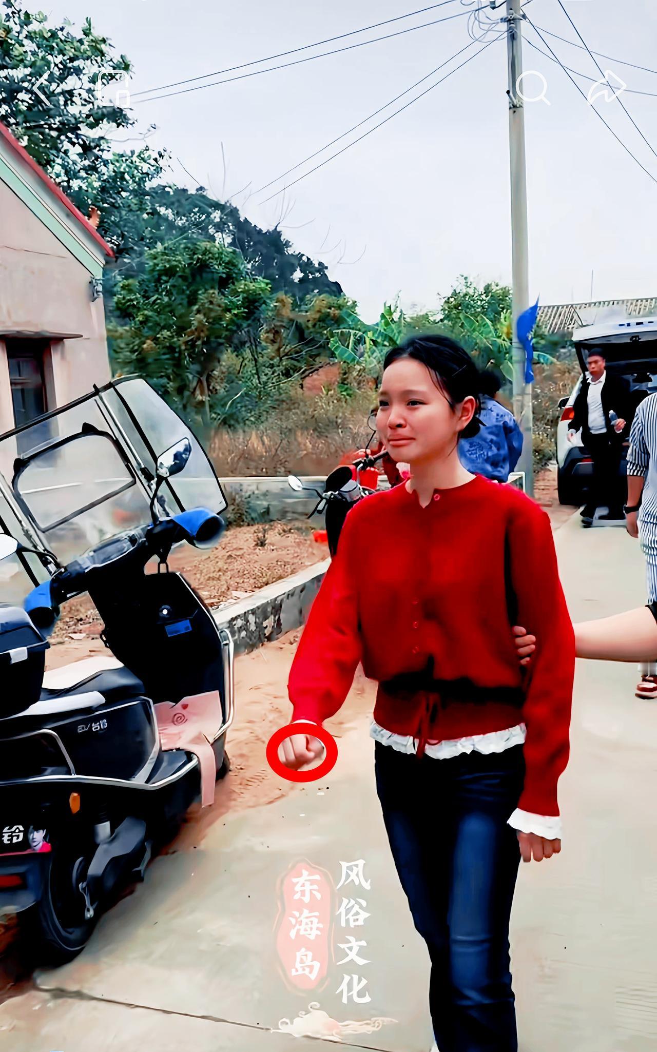 这事儿真有点意思。
神还没急，人先乱了阵脚。十年的“天选之子”撂挑子了，大人们围