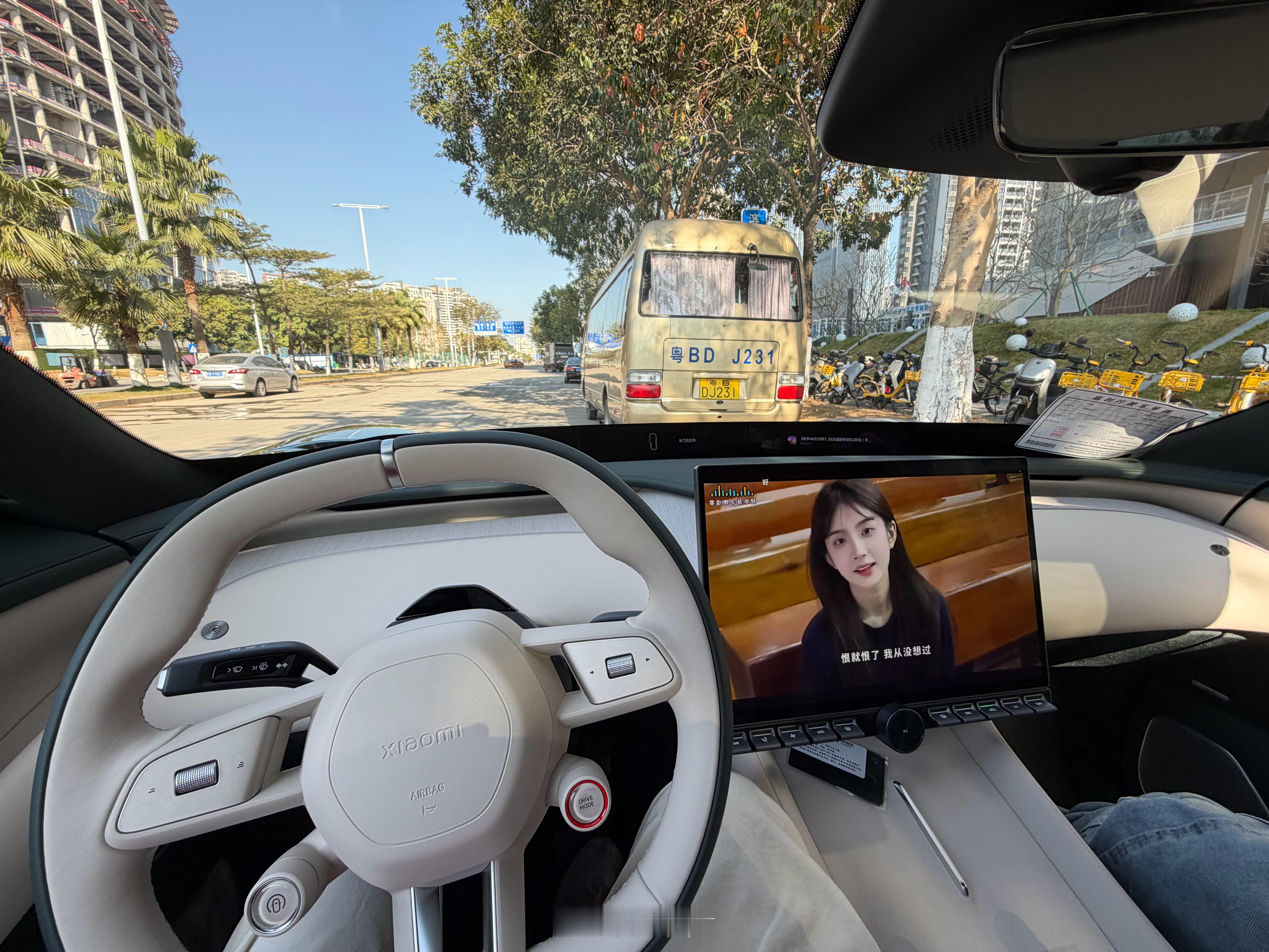 今早体验了开车上班，骑行八分钟的路，连红灯带地下停车场停车，花了24分钟（一半时