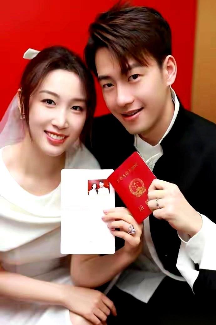 看到国羽王昶那张脸，第一反应是，这人没法跟别人同框。
镜头怼得再近，那张脸都找不