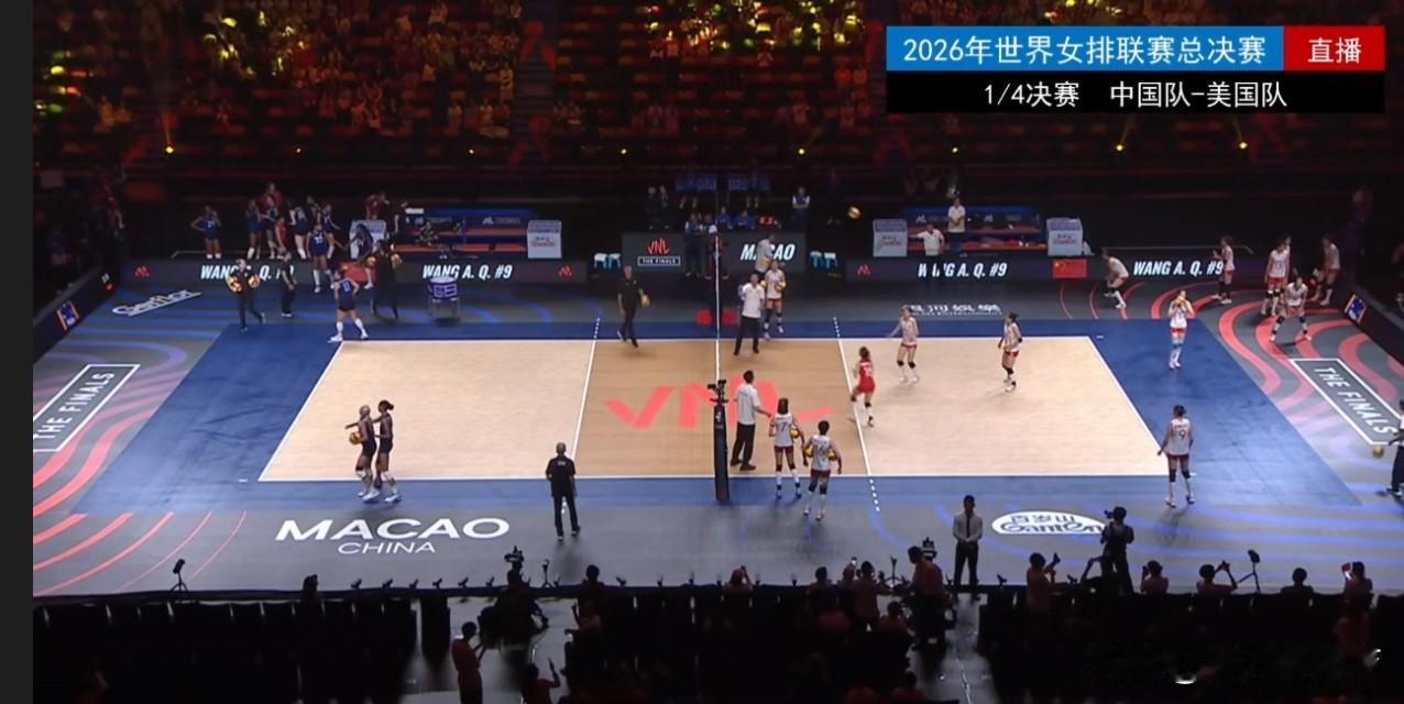 正在直播中国女排VS美国女排，万众瞩目的一场焦点大战打响，澳门东亚体育馆人山人海