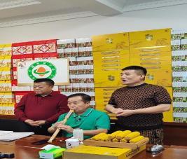 蜷缩在后备箱里的闫学晶，大概想不到自己有天会觉得几十万“不够花”。
90年代，她