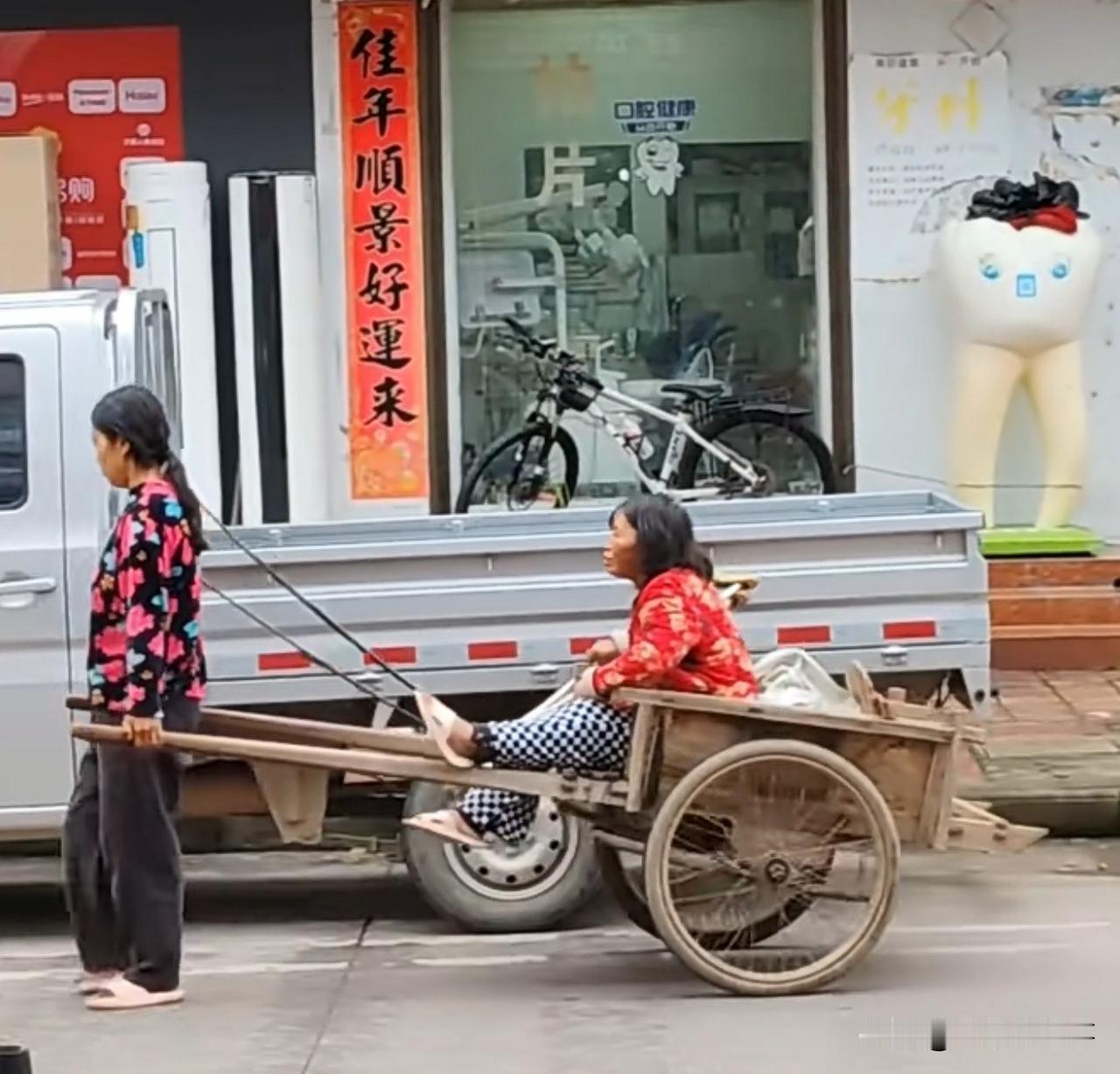 作者加速成长计划“扶风孝女拉车行孝”感动扶风城！扶风县绛帐镇双庙三组的一位女儿，