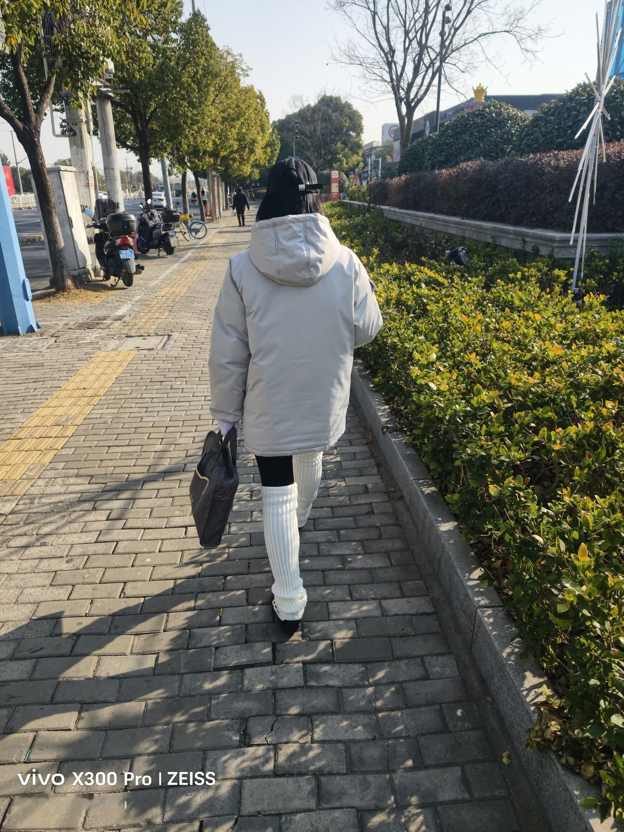 闺蜜的袜子是一绝[大笑]
今天天气超级好，和闺蜜一起出去走走，我发觉闺蜜这个袜子