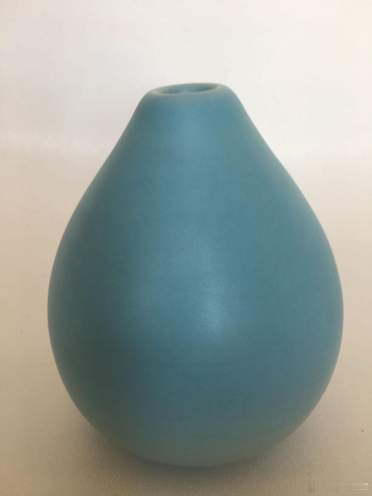 每周鉴赏收藏精品之汝窑天蓝釉鸡心形水盂        古人说汝窑天蓝釉瓷器弥足珍