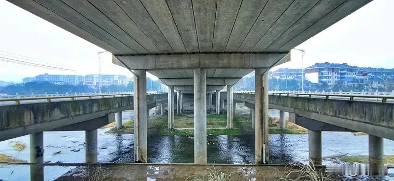 当地回应桥梁螺丝头一踢就掉 当地回应桥梁螺丝头一踢就掉
四川南部县肖家大桥“火”