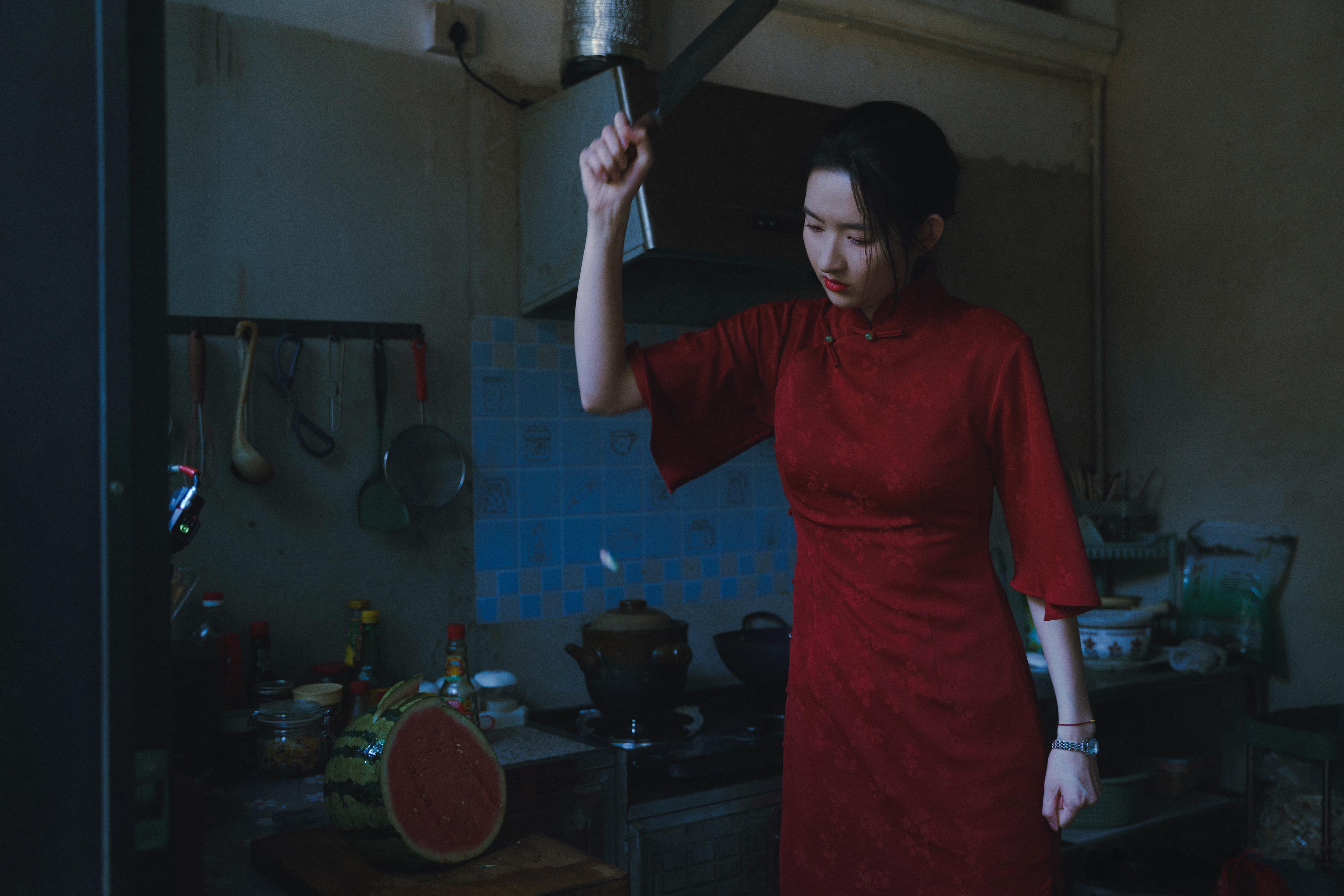 王玉雯无声反抗太带感了 王玉雯的陈菜菜太有代入感！被逼订亲切西瓜，把愤怒全藏在刀