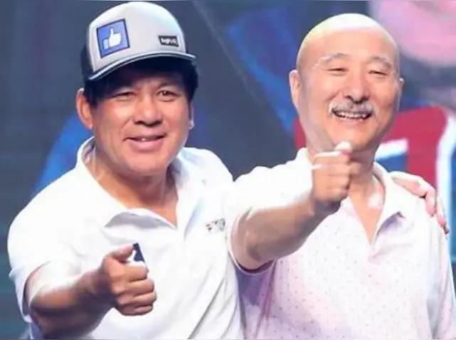 朱时茂，陈佩斯，
一对搭档天下知。
曾经春晚演小品，
观众深爱如醉痴。