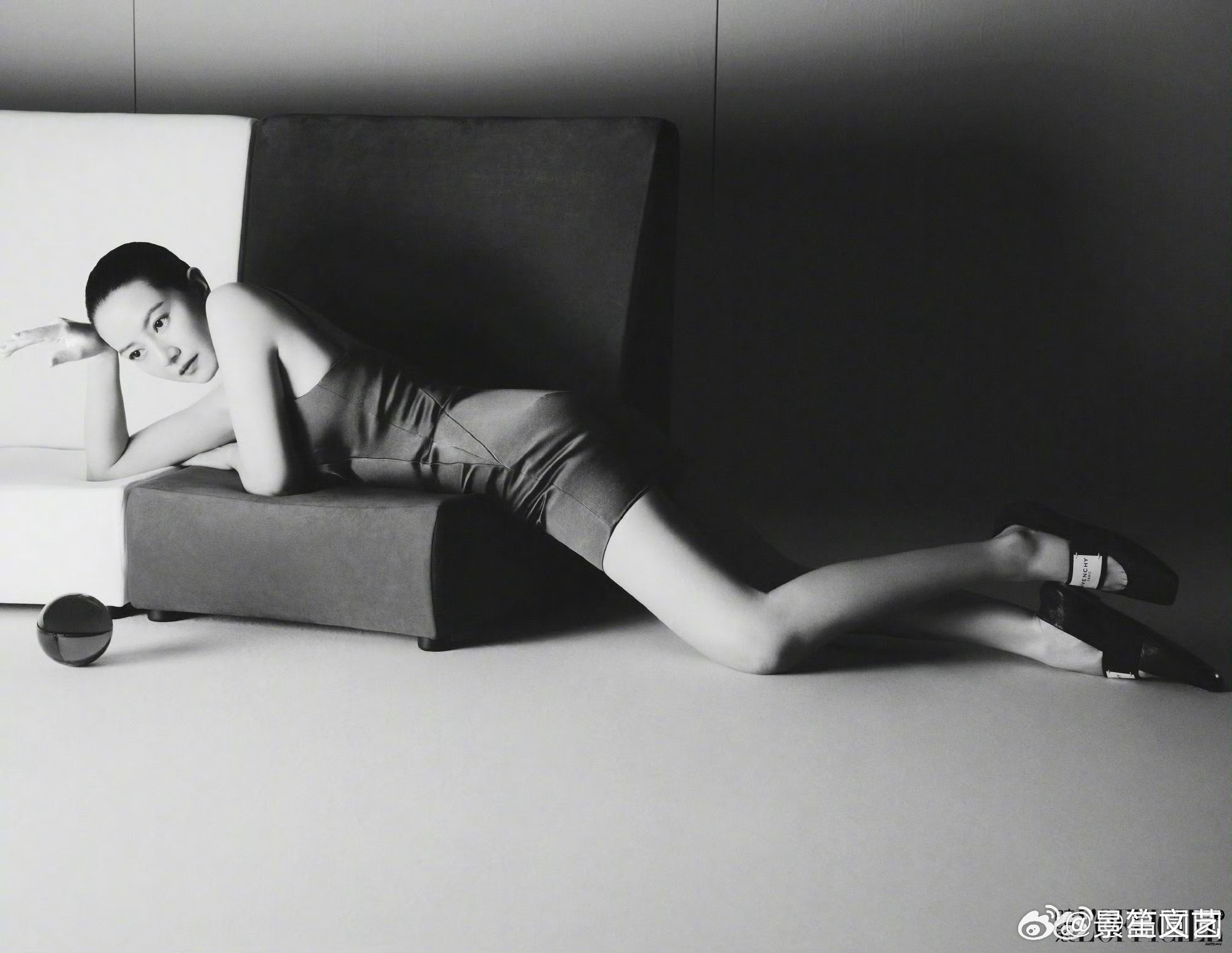 高圆圆开年刊好圆一颗头 谁能拒绝高圆圆的大光明造型！颅顶优越五官端正，骨相抗打气