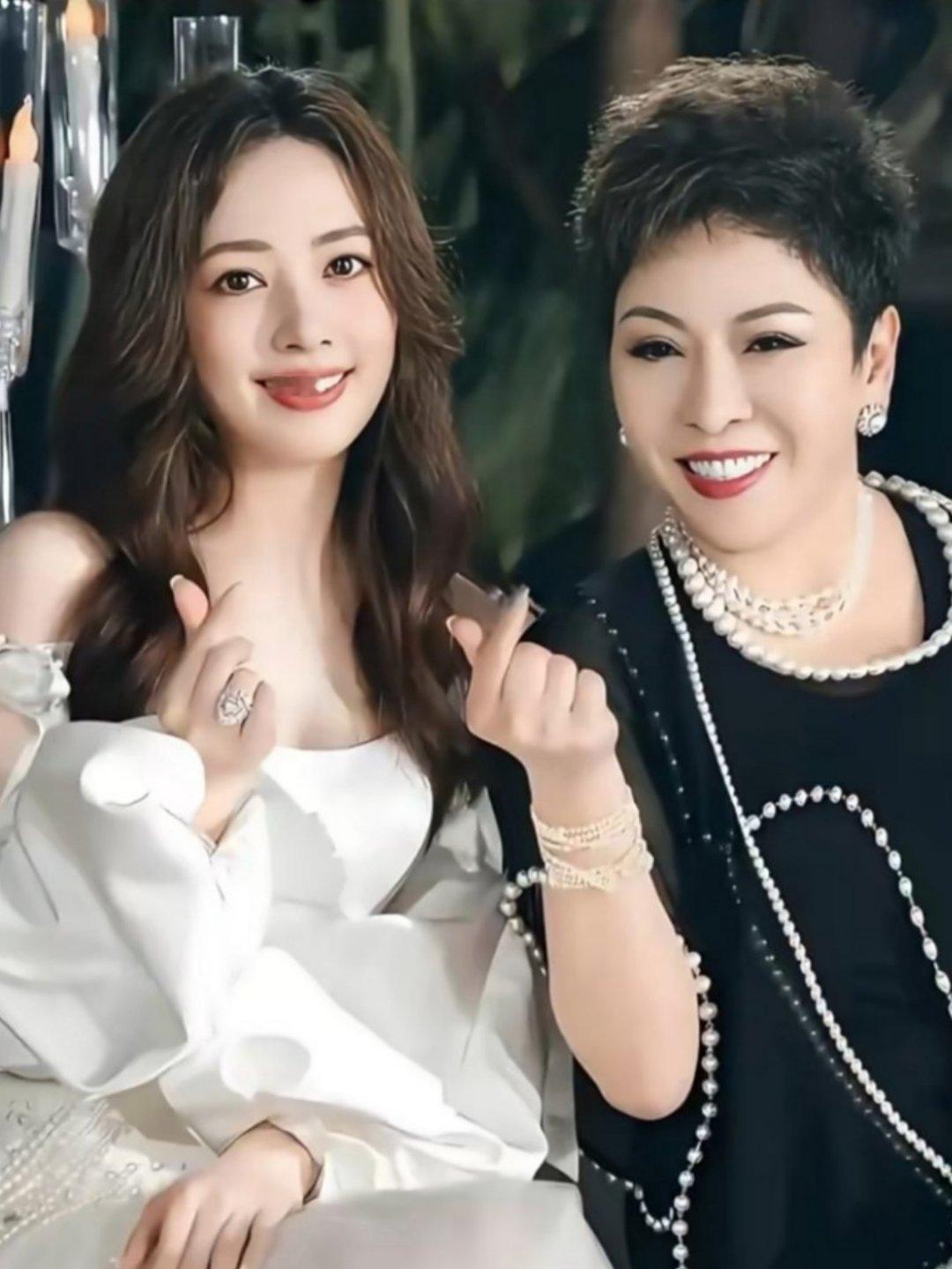 向太说郭碧婷养娘家 向太陈岚直播说，郭碧婷没有养几个家，她就是养她爸爸那个家，她