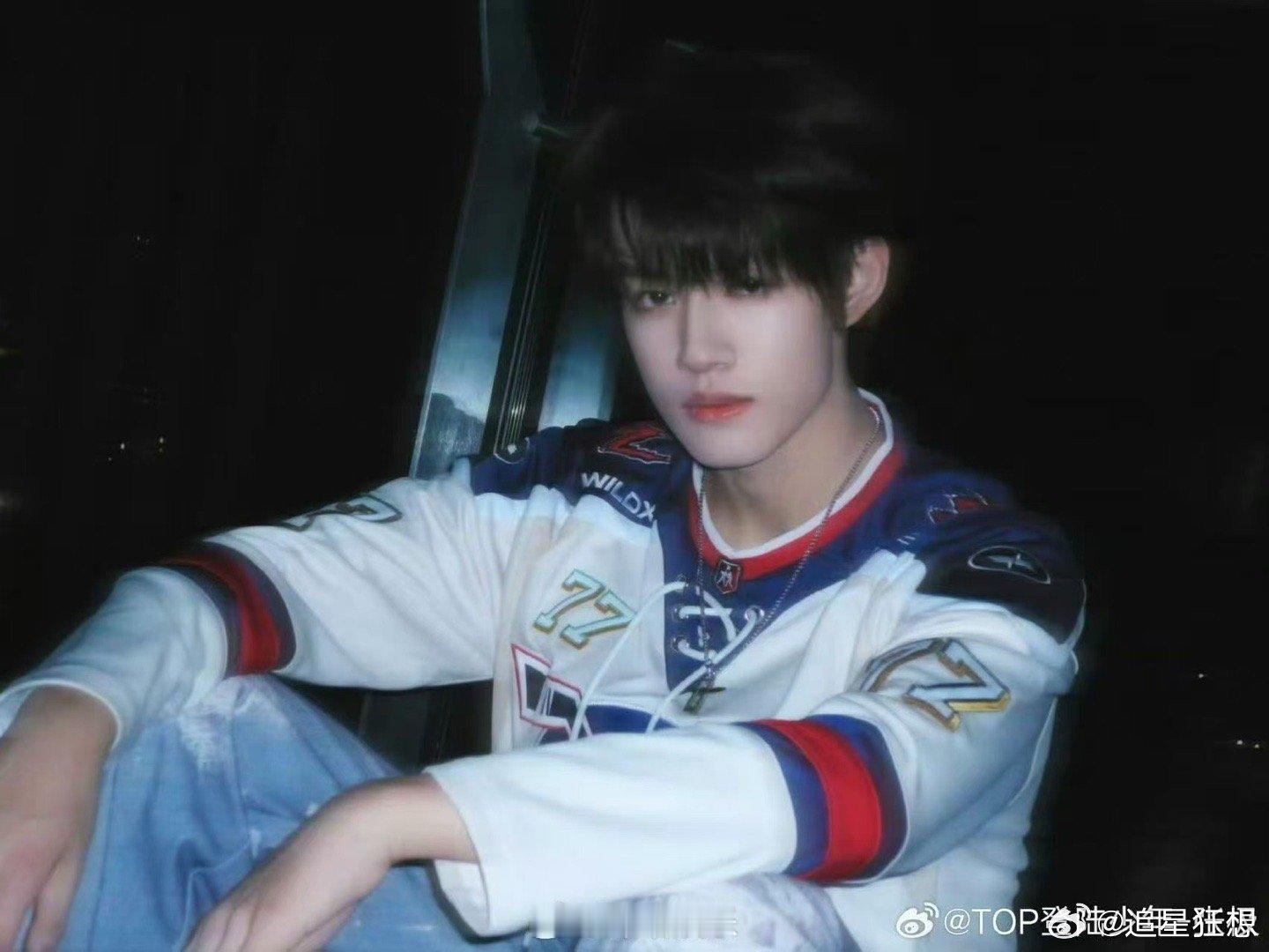 张极C位烧舞dangerous 舞出风格，掌控节奏。张极在C位用充满力量的肢体语