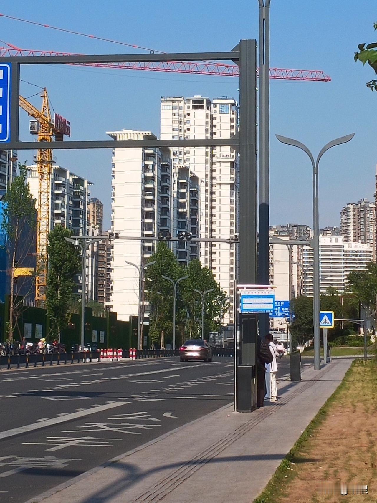 自贡四医院的南湖医院修得硬是好

名副其实的成了川南五市之“翘”

公交车的站点