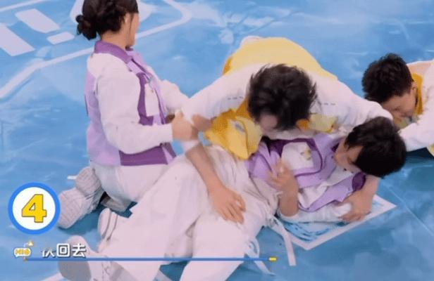 沈月该不会是怪力少女吧谁懂啊！沈月那句 “不用让啊” 太霸气了！撞飞对手的样子，