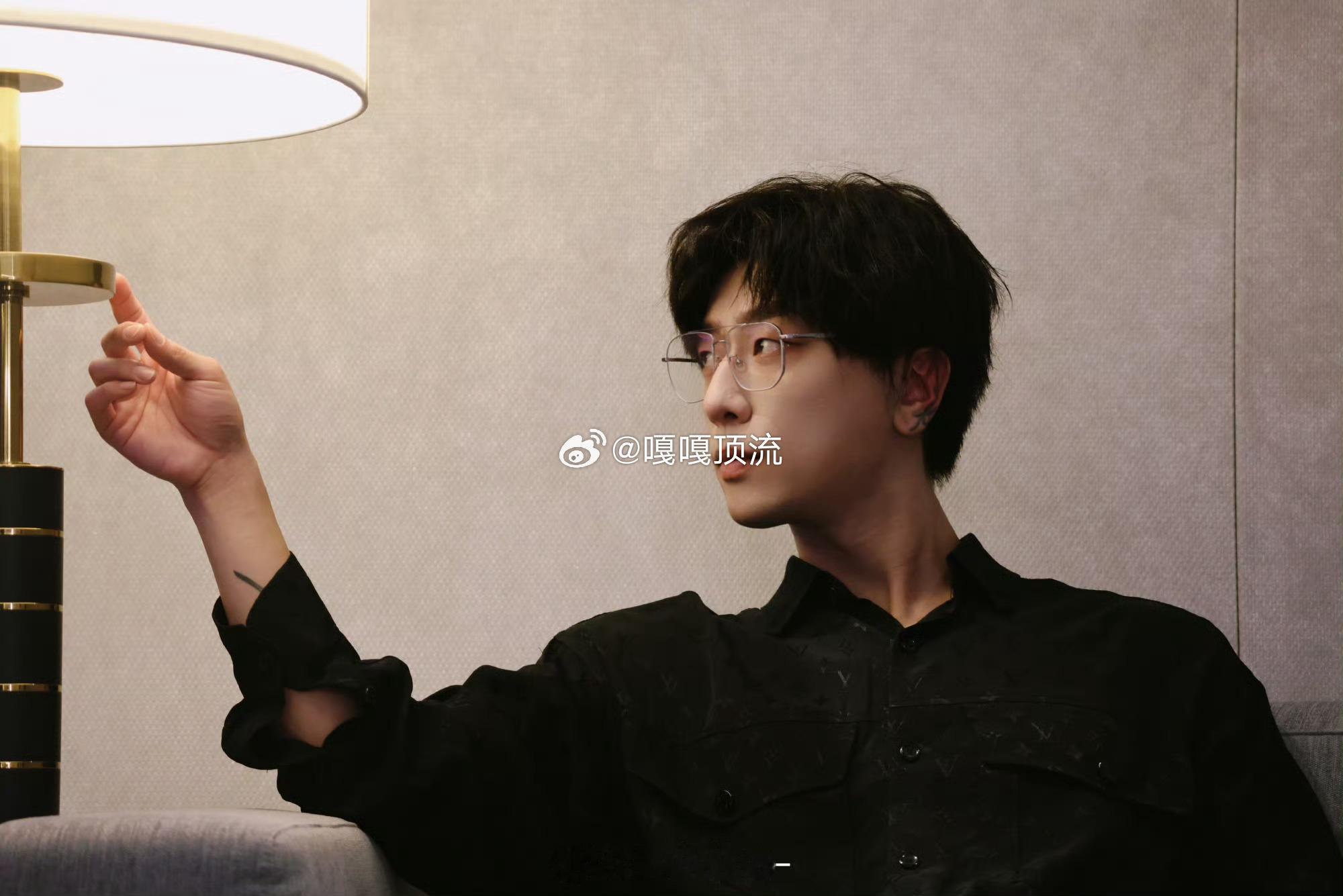 刷到景向谁依的澳门演出Plog，直接被双向戳中！舞台上的他带着软萌感，一开口、一