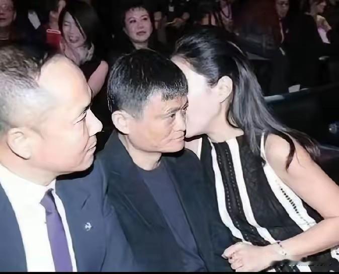 55岁的第一女强人，现在可以说是进退两难。
国内的风波不断，导致自己商业接单越来