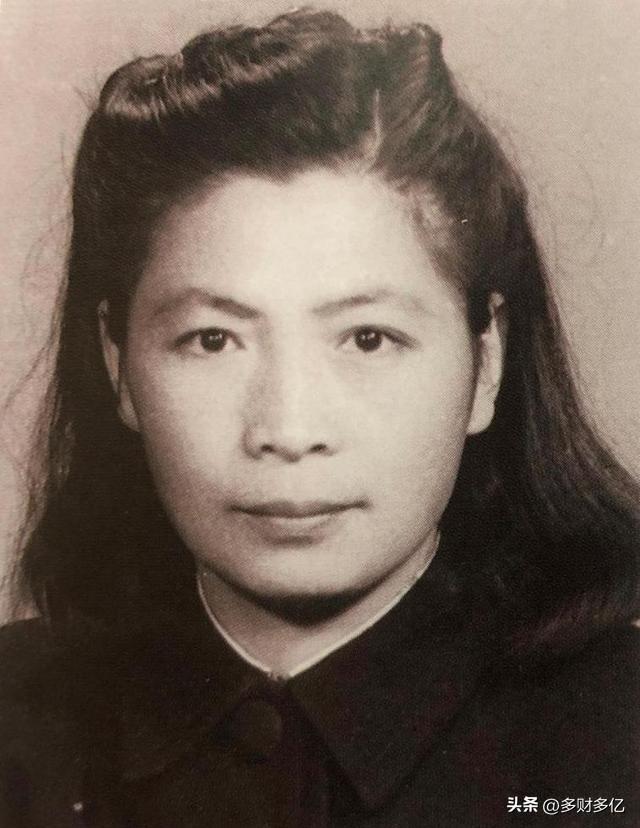 西柏坡这场特殊接见，藏着一位女英雄21年的潜伏传奇
 
1948年底，西柏坡，三