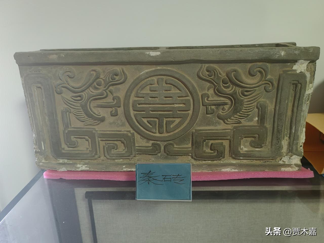 提倡办家庭式养老，在家附近配置一套老人住宅，请一个专人帮忙打理。