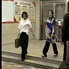 75岁的刘晓庆在台阶前突然双脚腾空蹦了起来，把旁边的人吓出一身冷汗。

活动刚散