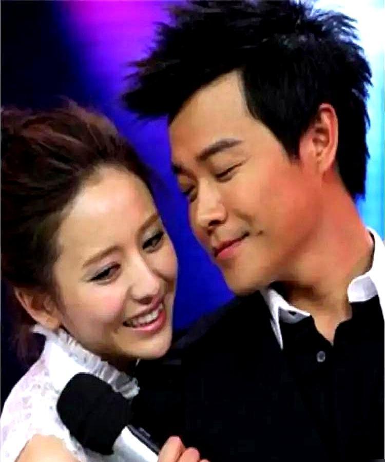 离婚3年，佟丽娅突然拿到陈思诚公司5%的股份。
 
镜头前，陈思诚捧着儿子朵朵的