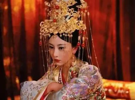 9000个女人，1个男人，整座紫禁城就是一个巨大的禁欲牢房。这些十三四岁被选进宫