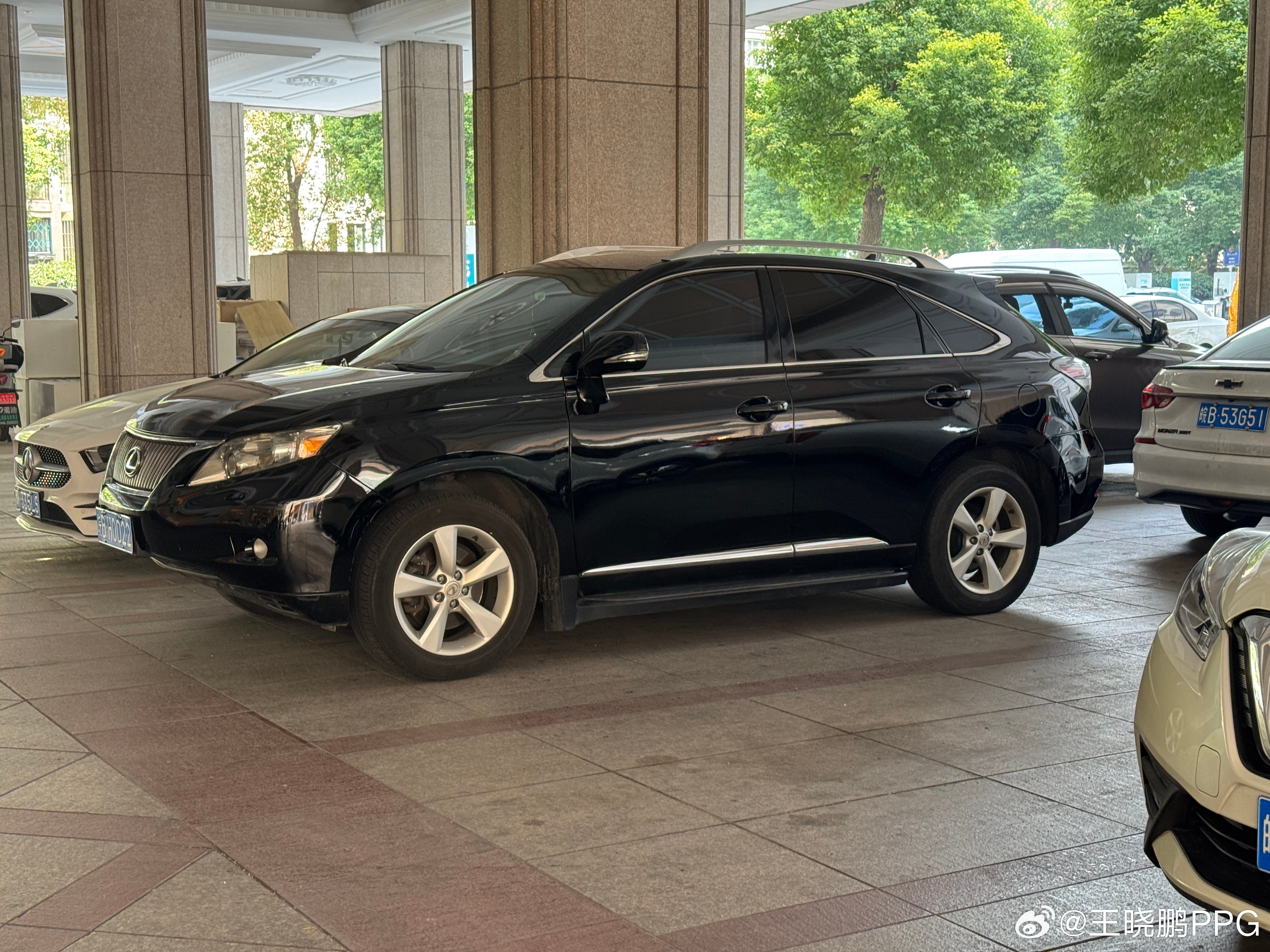 SUV出来的时候都特别在意提醒世人：我也能越野RX这接近角设计，放在当代已经格格