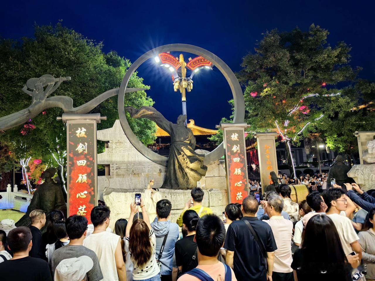 大唐不夜城让人赞叹的诗歌艺术吃醉的李白将进酒，围观的人群是里三层外三层。我这个1
