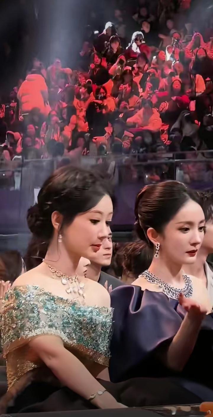 王嘉尔见到杨紫脸和脖子都红了主要是因为杨紫最近热度太高了，有一些yxh恶意带话题