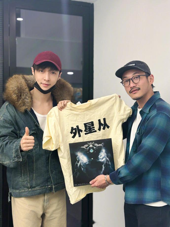 哈哈哈哈哈张艺兴也开始梆梆就两拳了