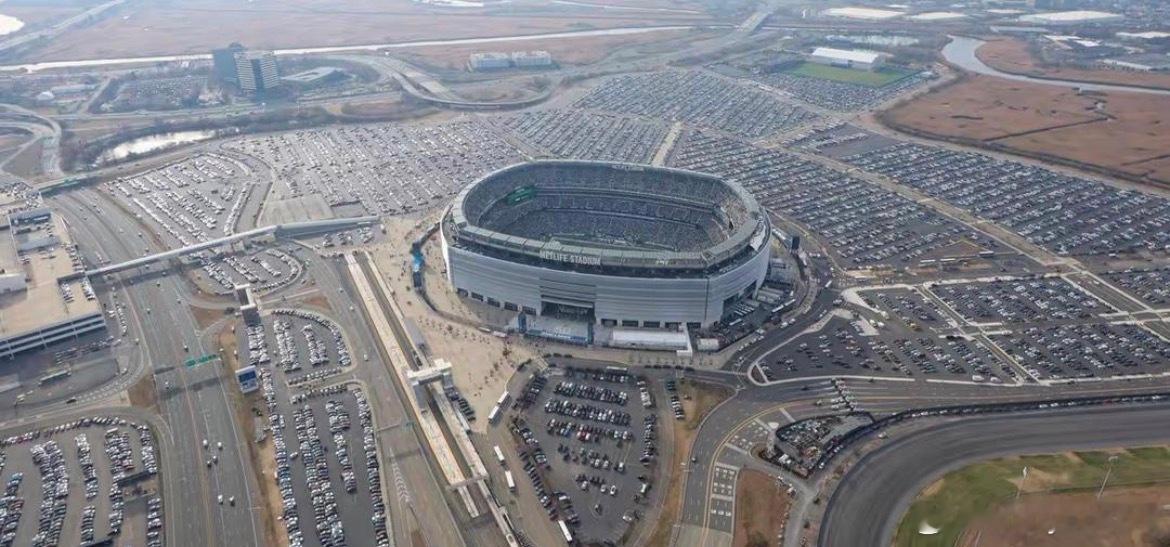 这是美国的体育场，感觉停了车还要走2里地 