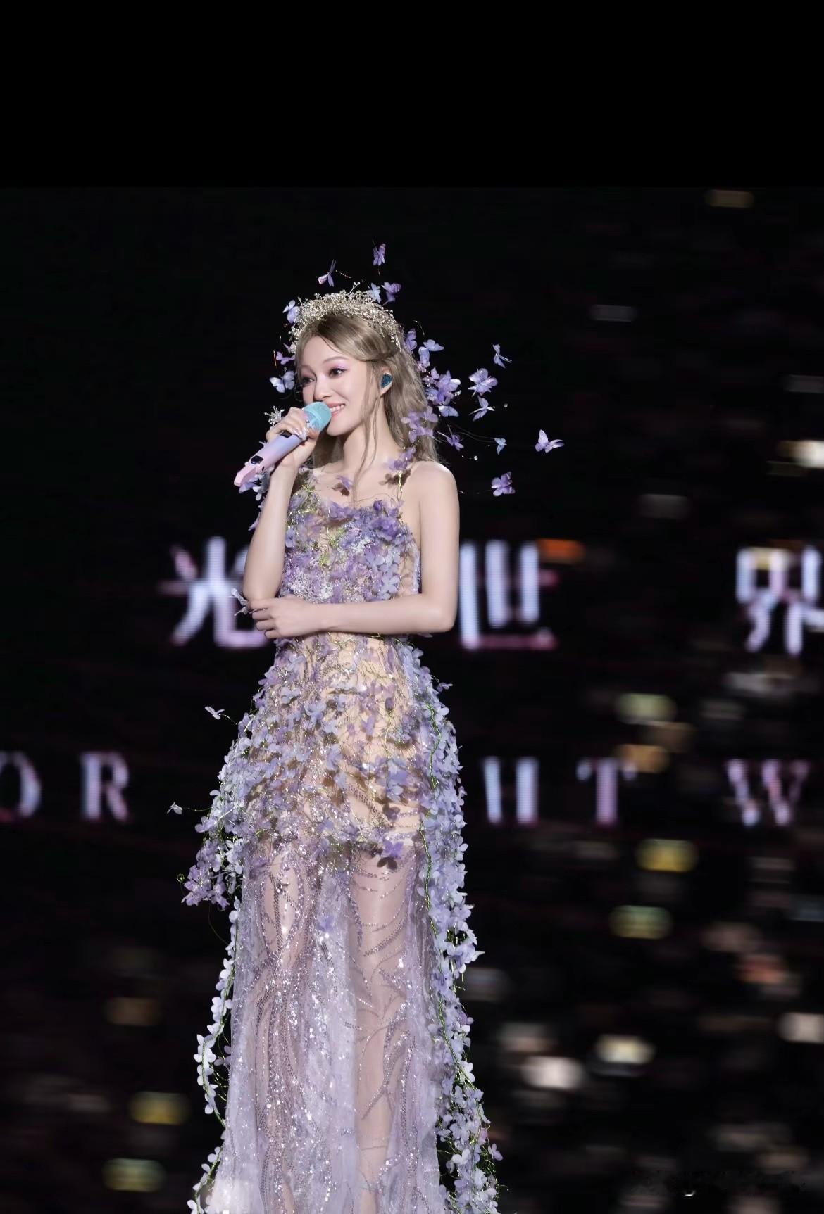 怎么来形容这套衣服呢？大概只有张韶涵才能穿出这种味道吧，花仙子和蝴蝶精灵的感觉，