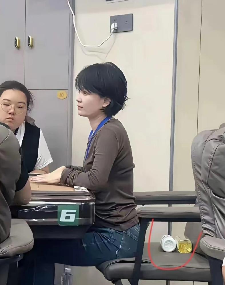 一瓶饮料摆在牌桌边，比人开口还快暴露你是谁。

昨晚跟邻居老张、同事小陈还有我表