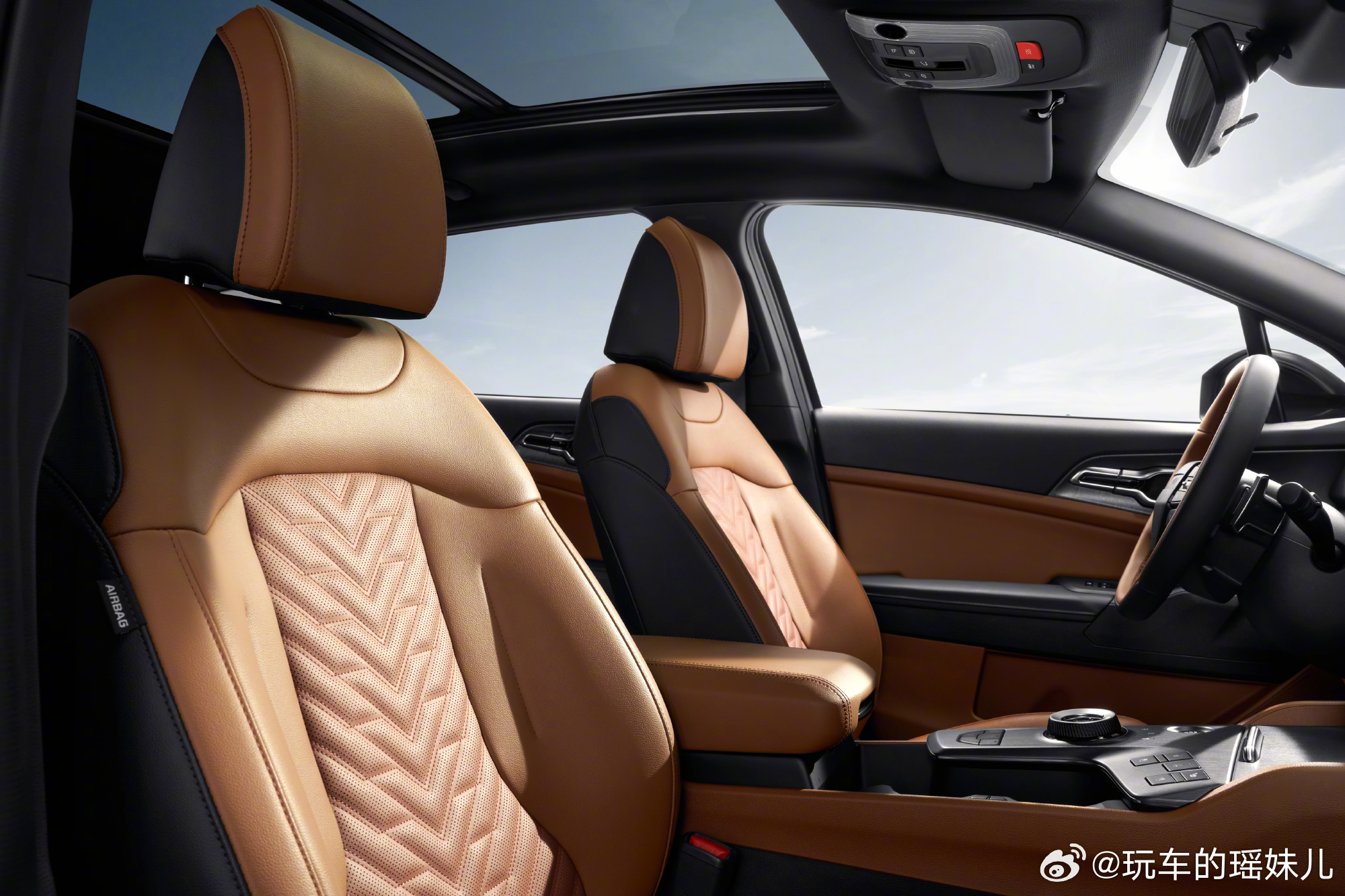 李娜姜山认定的家用SUV网坛传奇李娜正式成为新狮铂拓界代言人，一位是赛场传奇，一