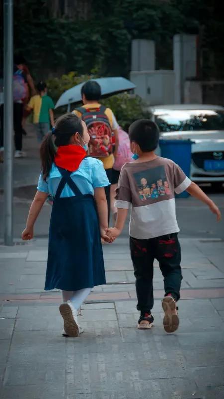 我家离小学差不多两公里，从一年级到六年级，整整六年，从来没有家长接送，每天都是走