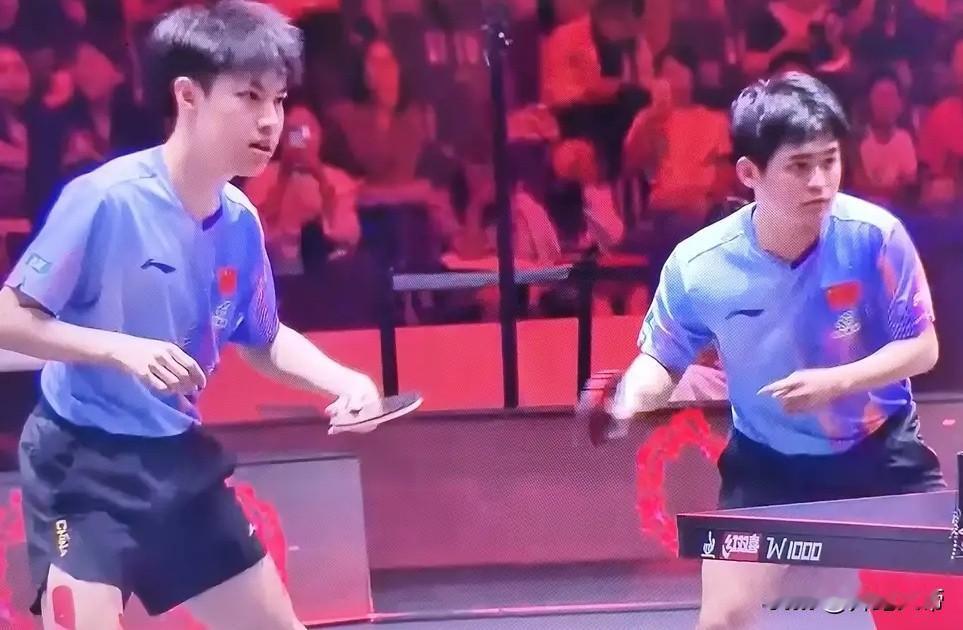 王皓笑了，林诗栋和黄友政赢了。3比1逆转战胜新加坡组合，晋级新加坡男双八强。第一