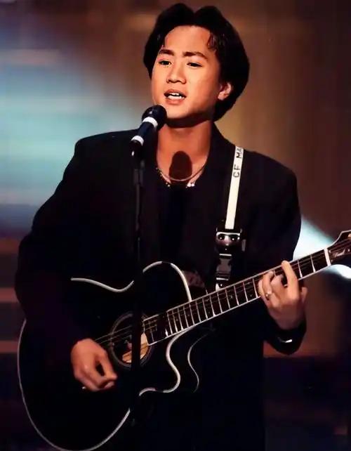现在的00后，大概不会懂黄家驹为什么能封神至今。他走了整整 33 年，可每年六月