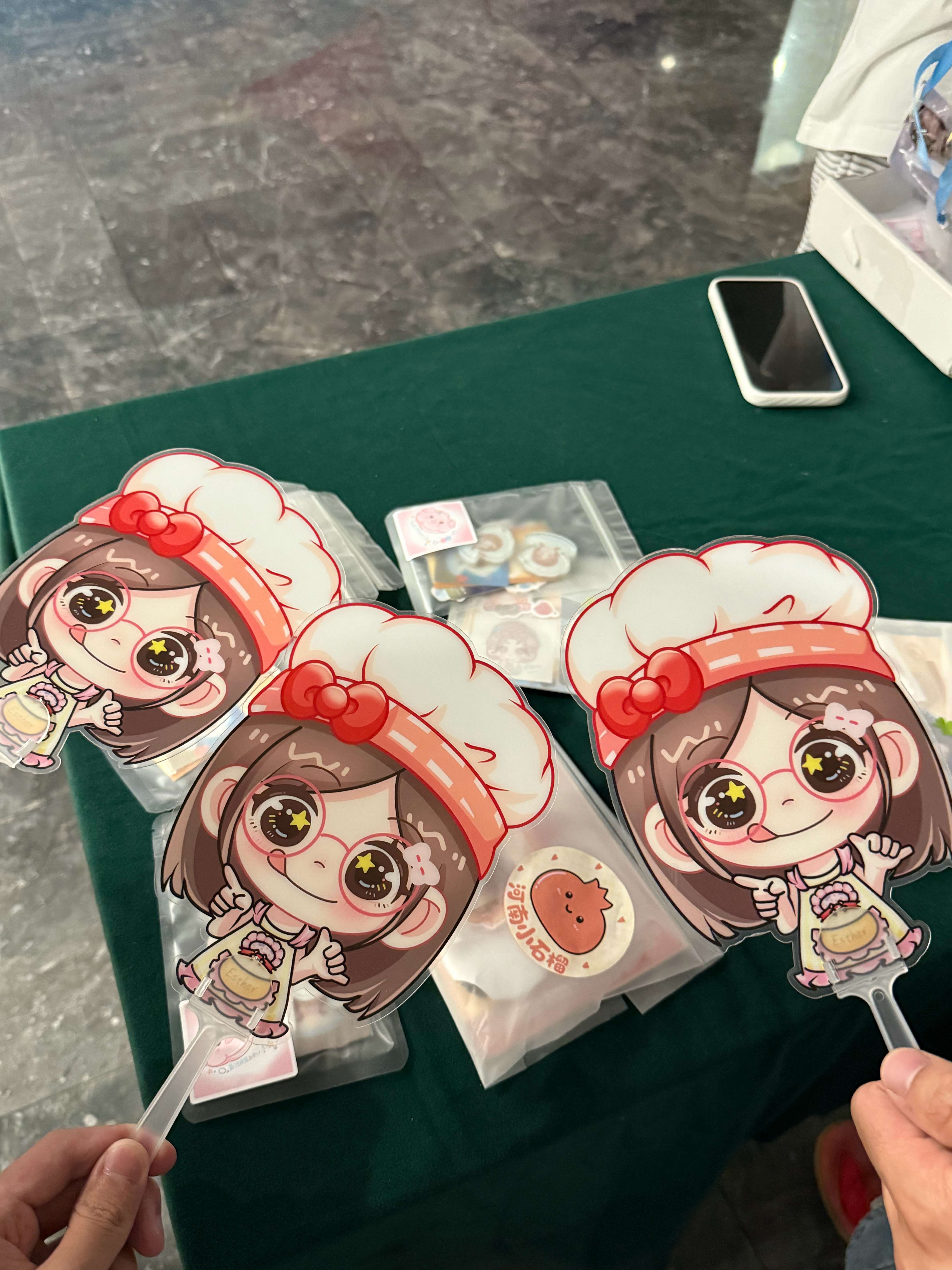 追横店线下就像是闯关游戏，随机解锁物料周边 