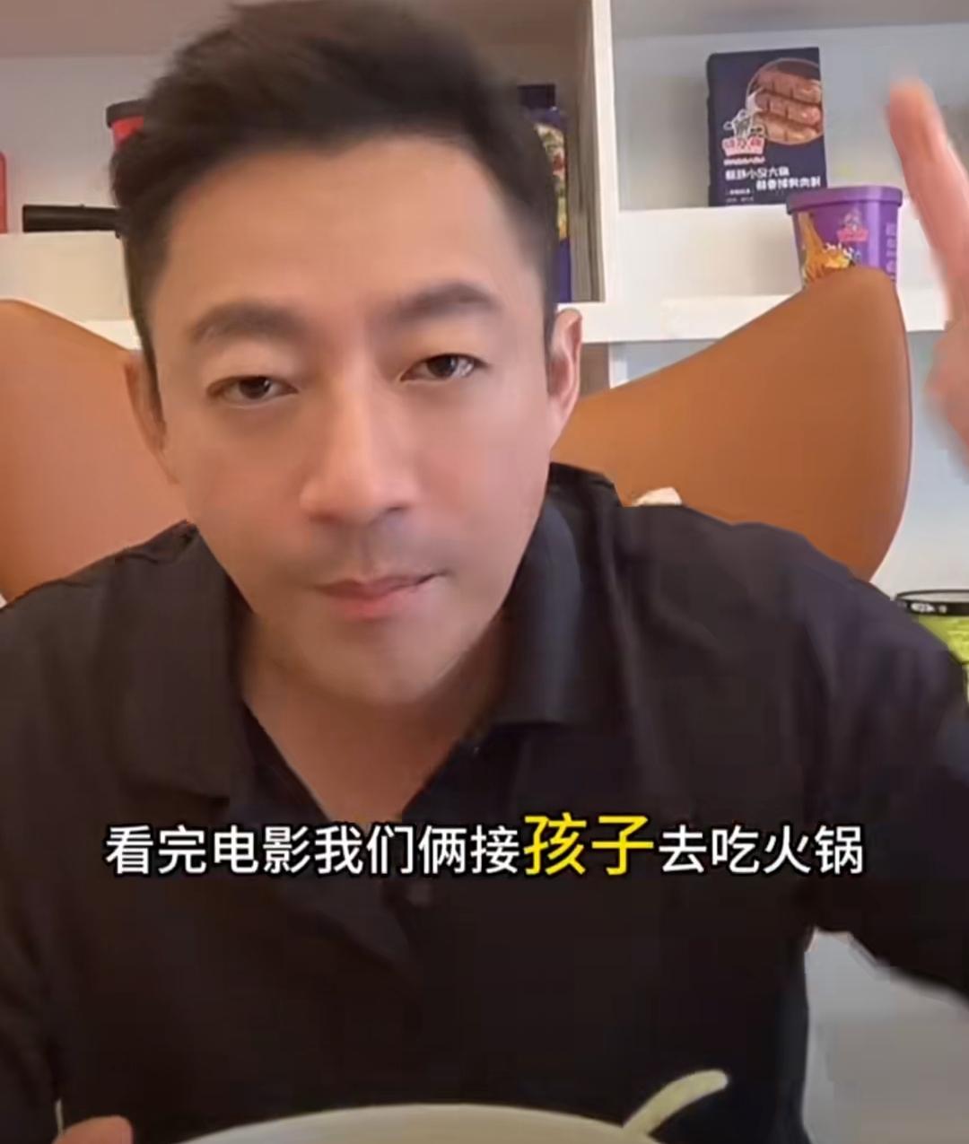 如今汪小菲算是过上了正常的家庭生活。

他直播时说现在他在台北，上午陪老婆马筱梅
