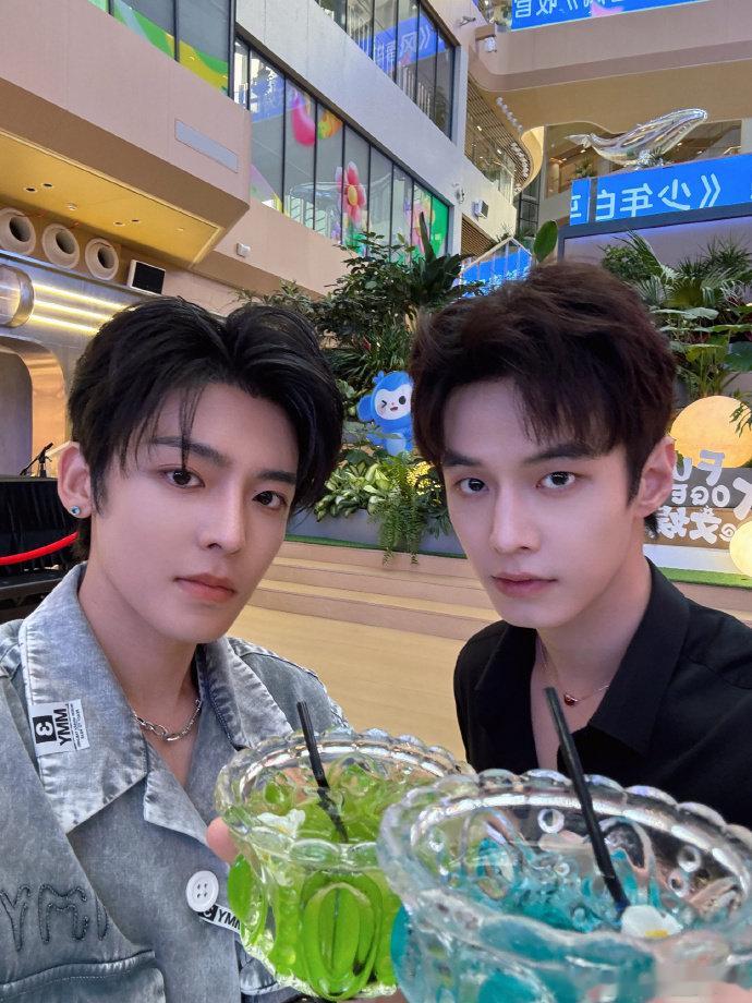 #侯明昊晒照给何与庆生# 晒合照给何与庆生：“老何生日快乐🎂，新的一岁，多多骑
