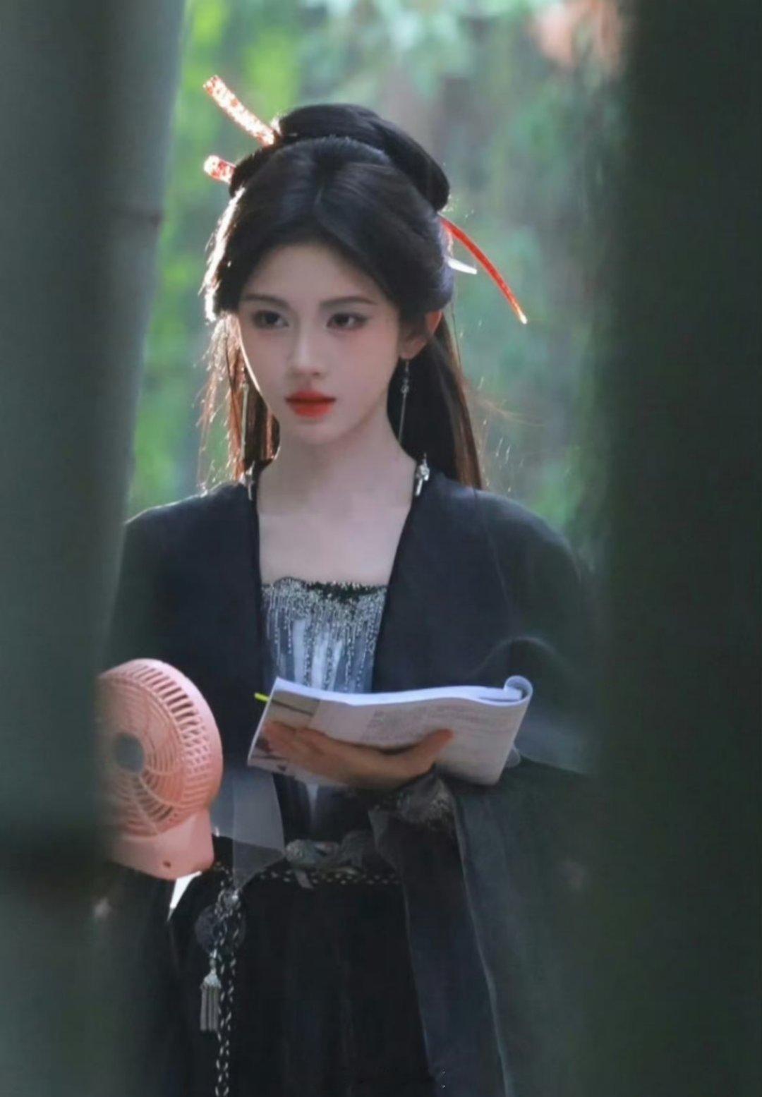 鞠婧祎《来战》黑衣路透，就这个阿黛美😎 鞠婧祎这个劲劲的眼神 ​​​