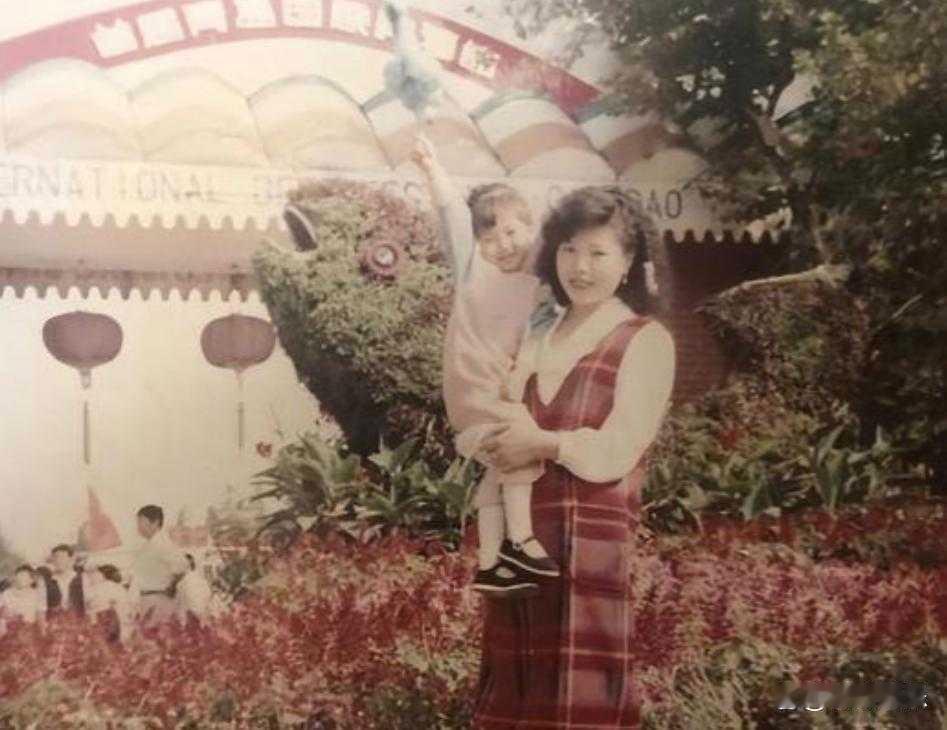 毛晓彤幼时被弃垃圾堆，成名后生父索要五千万养老

 
 毛晓彤幼时被生父丢弃垃圾