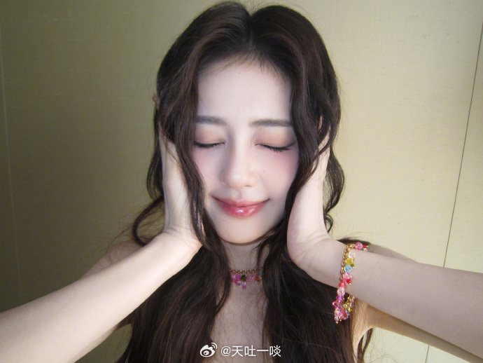 穿碎花吊带裙、对镜甜笑温柔灵动——白鹿。每日明星美图分享