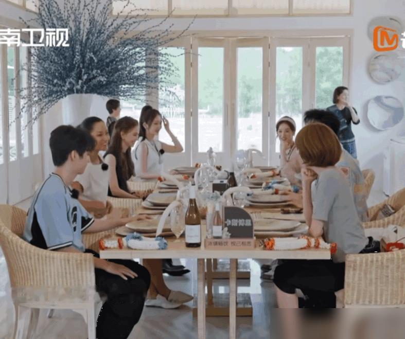 黄晓明怎么也没想到
自己当年的无心之举
竟在多年后又被瞿颖送上话题中心
被