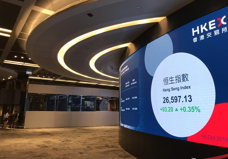 港股早盘震荡下行，大盘整体开局偏软，涨跌分化态势突出。行情数据显示，恒生指数开盘