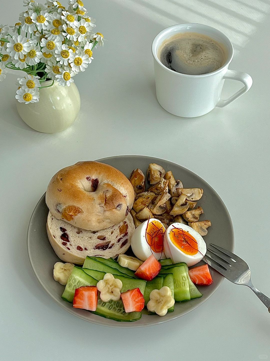 ☀️工作日早餐｜蔓越莓贝果煎口蘑早餐盘😋