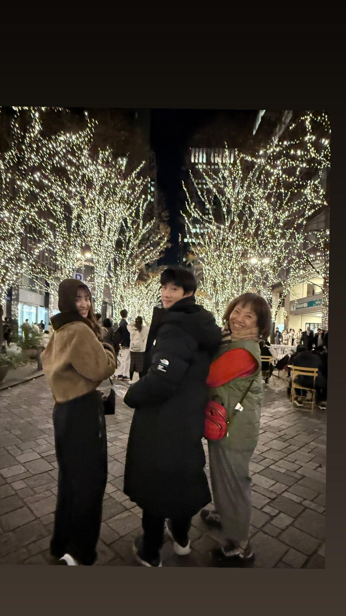 蔡依林和家人一起过圣诞🎄 