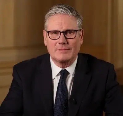 英国首相斯塔默今天发文说：“今日凌晨，我下令我国武装部队拦截一艘试图穿越英吉利海