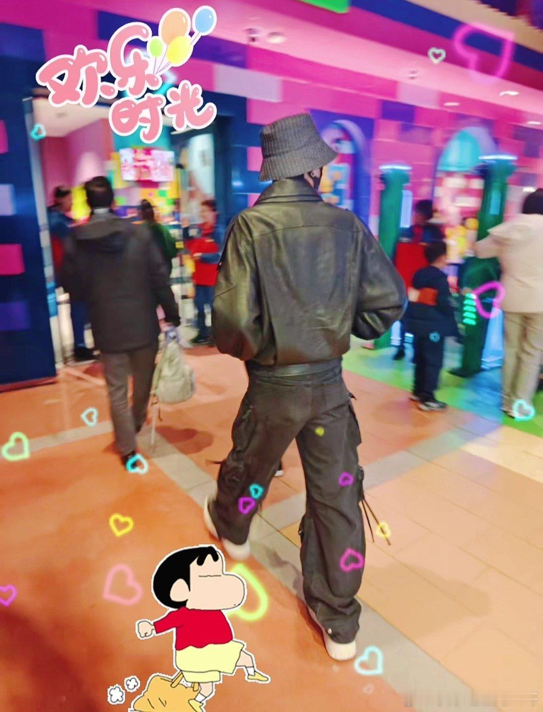 唐艺昕带女儿与张若昀团聚张若昀唐艺昕带女儿逛乐高乐园 唐艺昕带女儿与张若昀团聚，